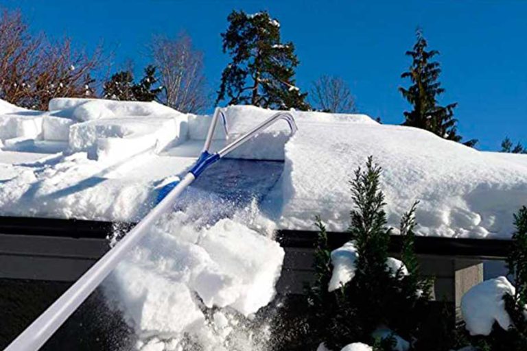 Приспособление для уборки снега с крыши дачного домика своими руками .